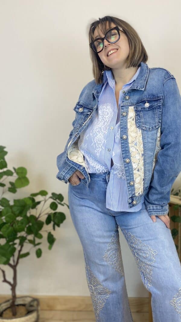 Veste jean avec  motifs au crochet