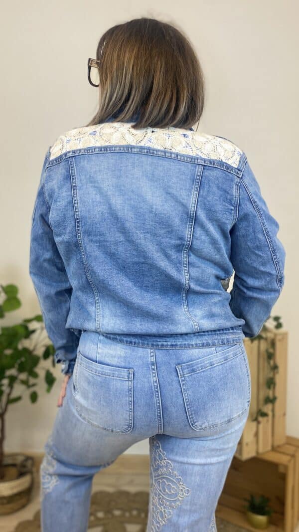 Veste jean avec  motifs au crochet – Image 2