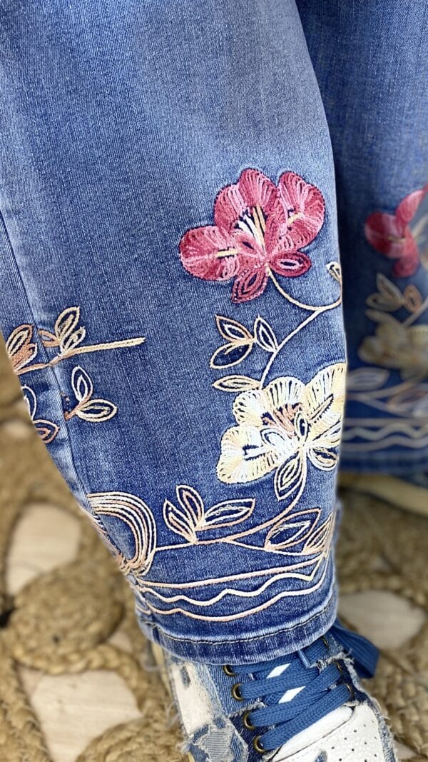 Jean wide broderies fleurs – Image 3